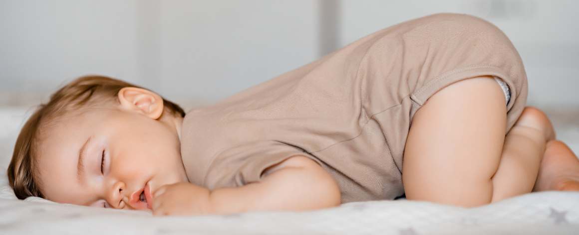 Quando é que os bebés podem dormir em segurança de barriga para baixo?