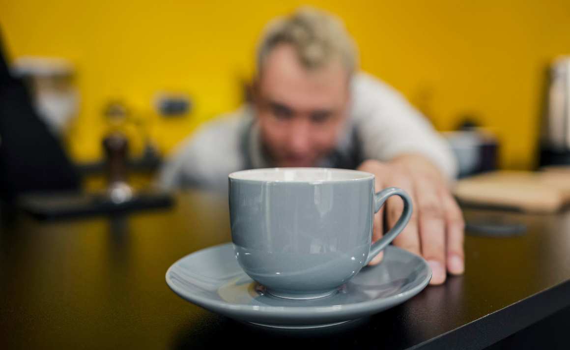 porque é que a cafeína me deixa cansado