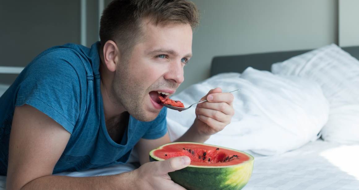 Porque é que comer antes de dormir pode ajudar a perder peso