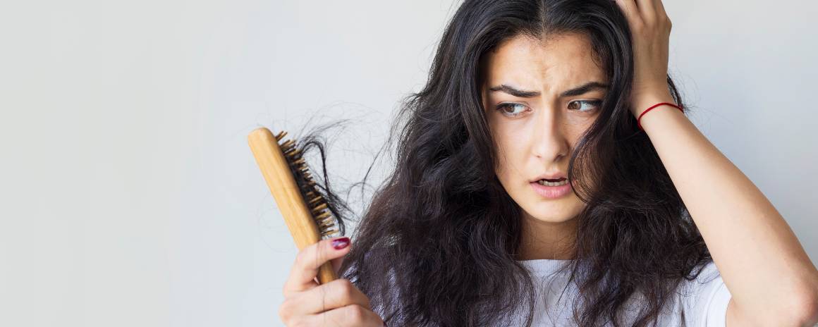 O que causa o cabelo fraco e danificado?