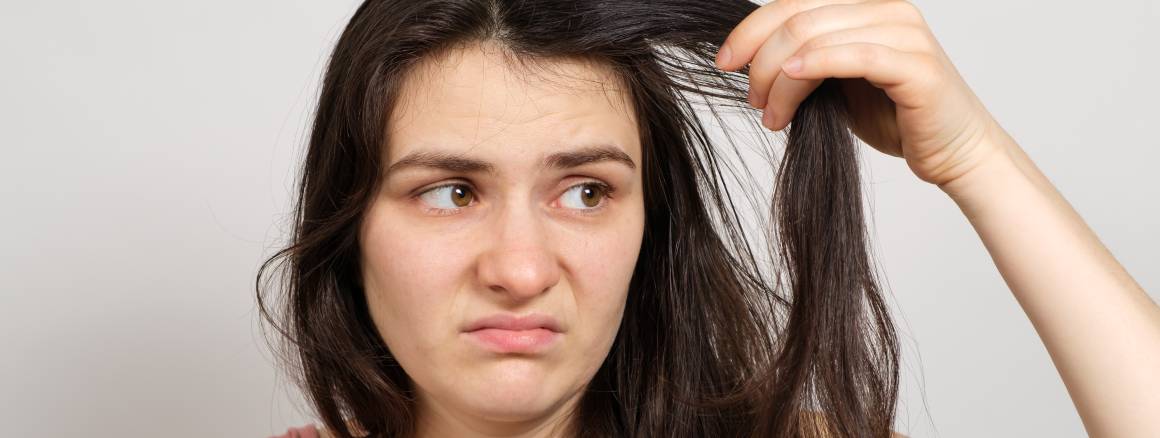 Quais são as causas dos cabelos danificados?