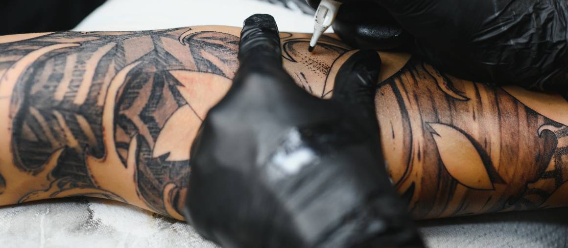 Usar óleo de CBD antes de fazer uma tatuagem reduz a dor?