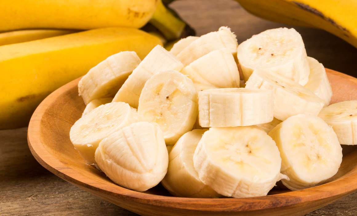 Descubra se as bananas são uma fonte fiável de magnésio. Embora as bananas sejam frutas populares e nutritivas, elas não têm uma classificação particularmente alta quando se trata do conteúdo de magnésio em comparação com outras fontes de alimentos. Embora as bananas contenham algum teor de magnésio, não deve ser considerado uma fonte adequada. Para garantir que recebe quantidades suficientes, os especialistas aconselham a incorporação de outras formas de fontes de alimentos ricos em magnésio, como folhas verdes, nozes e sementes, grãos integrais na sua dieta diária como fonte de ingestão adequada de magnésio.