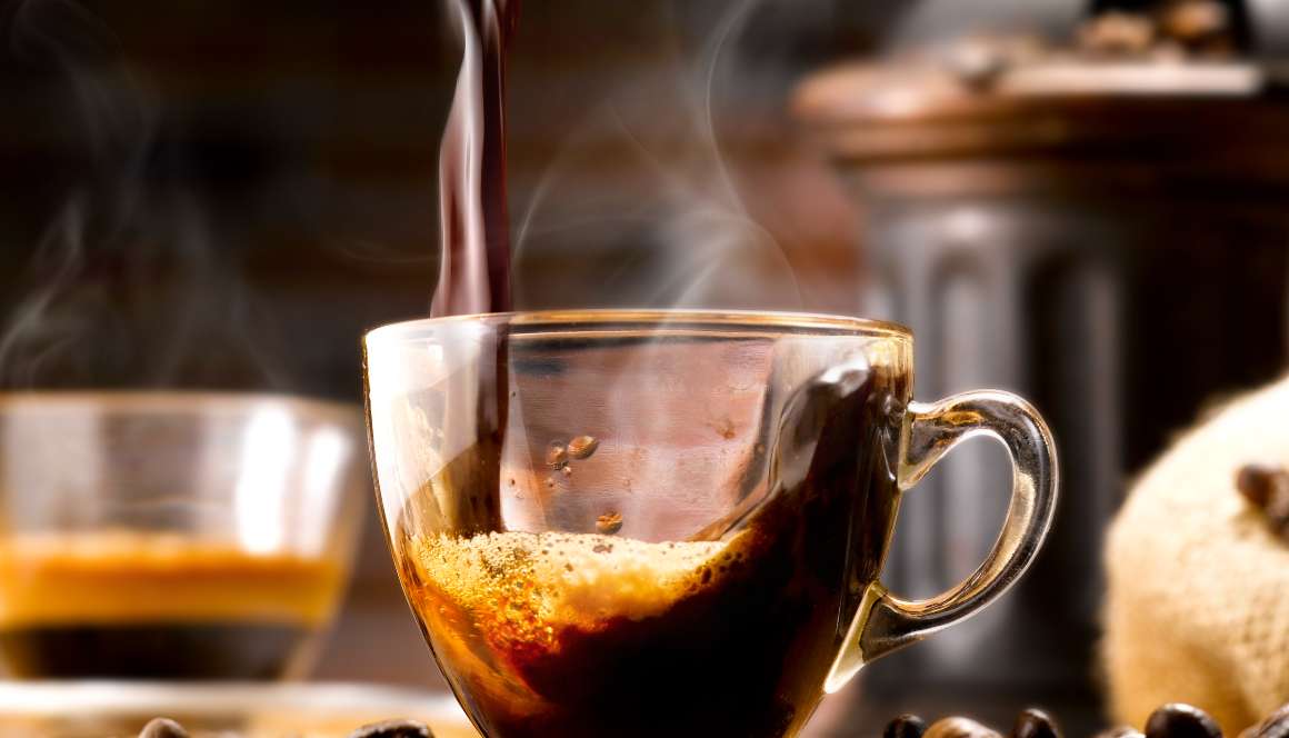 Descubra o impacto da cafeína nos níveis de magnésio e como isso afecta a sua saúde. Saiba mais sobre o café, a depleção de magnésio e a prevenção.