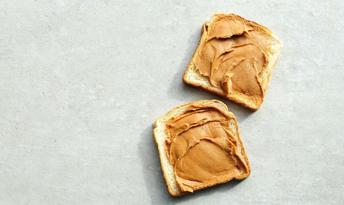 Existem outros benefícios associados ao consumo de manteiga de amendoim para além do seu teor de magnésio?