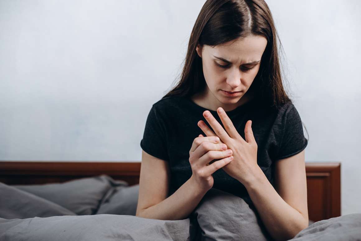 Como posso impedir que as minhas mãos fiquem dormentes durante o sono?